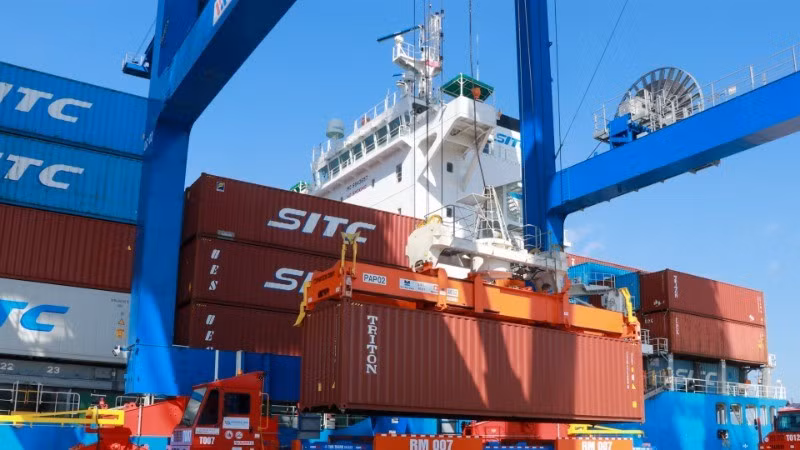 Cargo handling at Phuoc An Port, Nhon Trach District, Dong Nai Province. (Photo: CONG PHONG)
