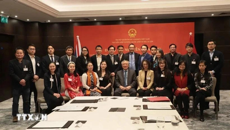 Permanent Deputy PM Nguyen Hoa Binh meets with VIS experts. (Photo: VNA)