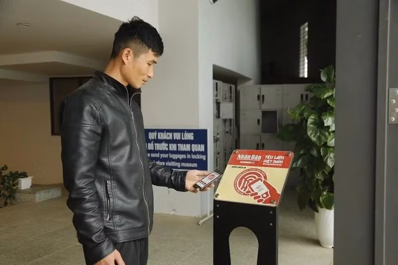 Quang Van Khoat accesses destination information on the NFC chip-integrated board at the Dien Bien Phu Victory Museum.