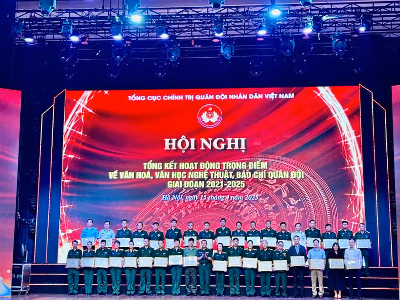 Representatives of collectives receive Certificates of Merit from the Ministry of National Defence.