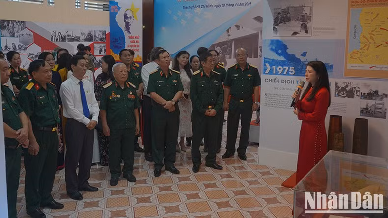 Visitors to the exhibition (Photo: Manh Hao)