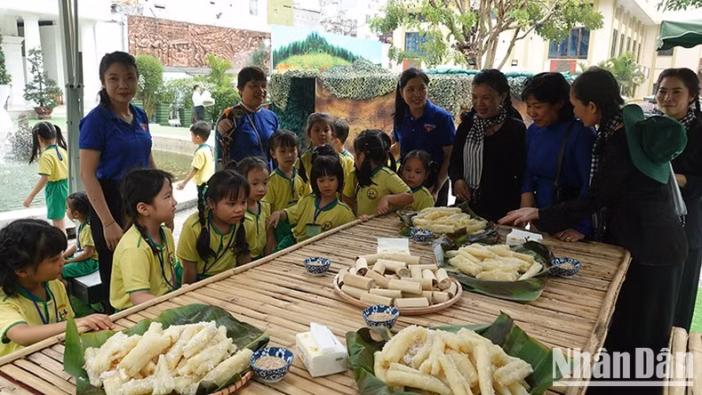Children listened to introduction about wartime dishes. (Photo: Manh Hao)
