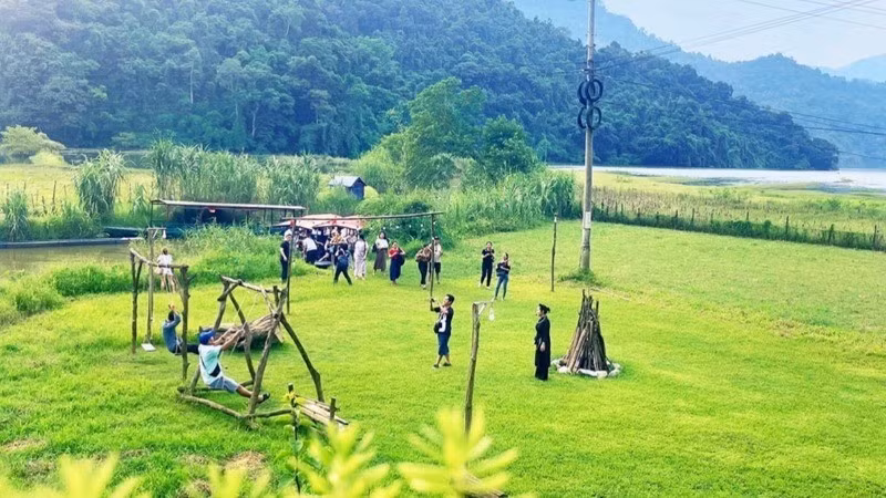 Tourists immerse themselves in the cultural activities of ethnic communities around Ba Be Lake. (Photo: Thu Trang)