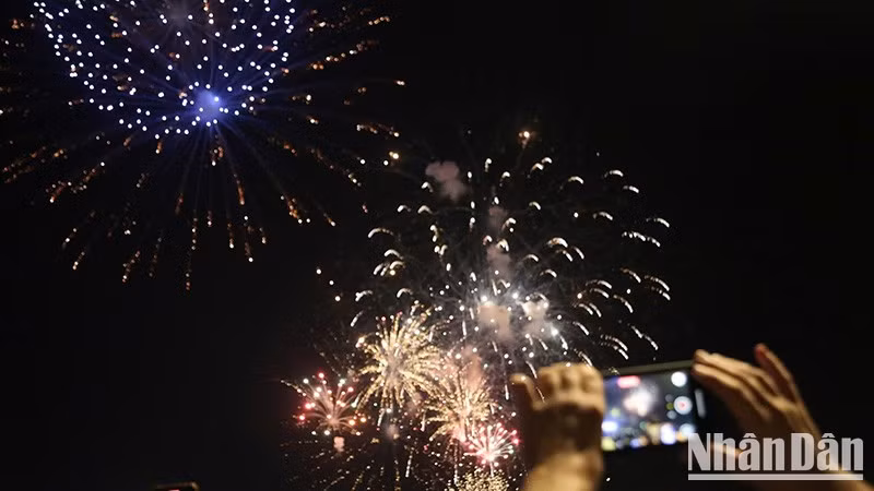 Ho Chi Minh City will hold high-altitude fireworks displays over three days to celebrate Southern Liberation and National Reunification Day (April 30). (Photo by The Anh)
