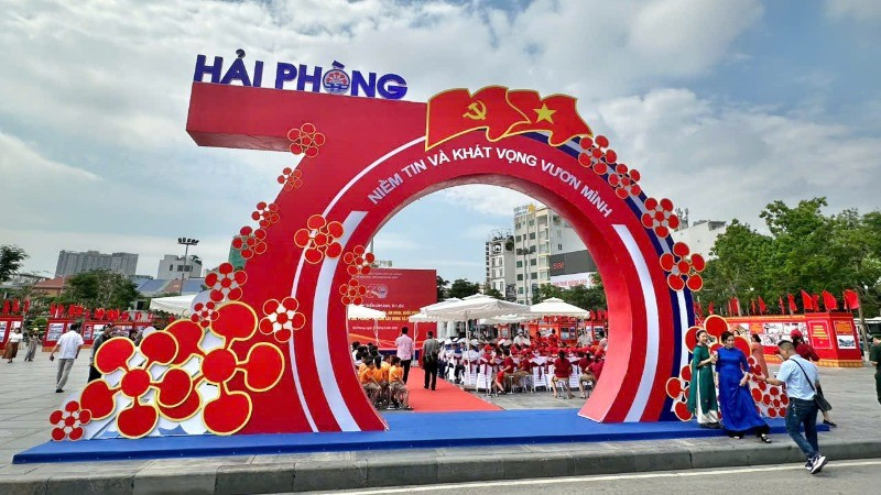 The exhibition titled “Economic, cultural, social, security and defence achievements of Hai Phong City – 70 years of construction and development.”