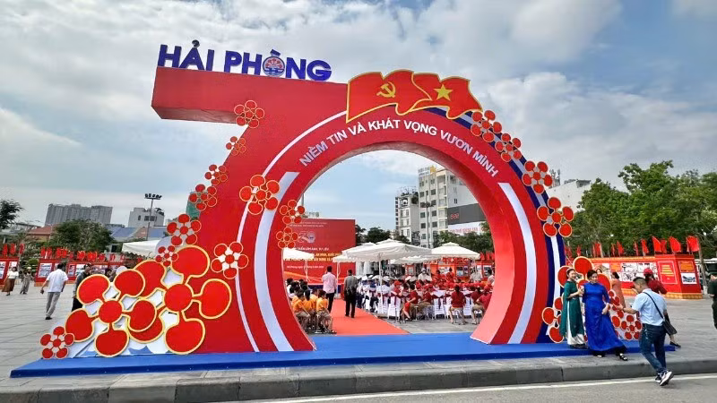 The exhibition titled “Economic, cultural, social, security and defence achievements of Hai Phong City – 70 years of construction and development.”