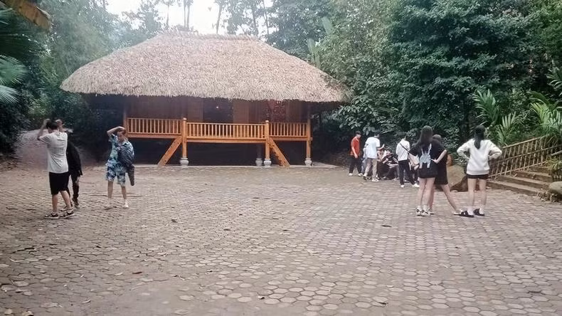 The Thai Hai stilt house village attracts many tourists. The Thai Hai stilt house village attracts many tourists.