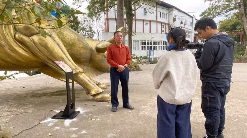 With the NFC chip-enabled board installed by Nhan Dan Newspaper, visitors can check in when they arrive at Nui Coc Lake (Thai Nguyen Province). With the NFC chip-enabled board installed by Nhan Dan Newspaper, visitors can check in when they arrive at Nui Coc Lake (Thai Nguyen Province).