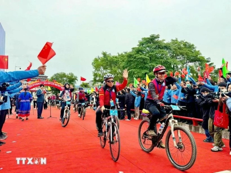 The recent cross-border Vietnam-China friendship cycling race attracts hundreds of participants. (Illustrative photo: VNA)