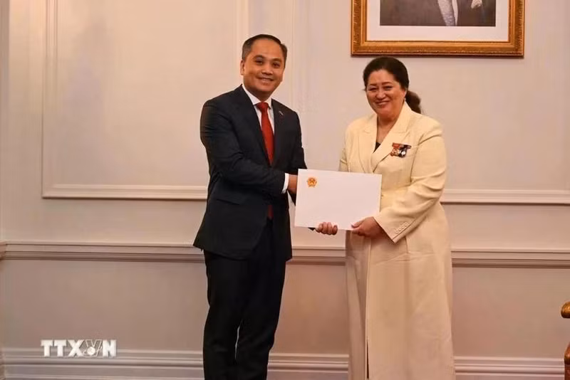 Ambassador-designate of Vietnam to New Zealand Phan Minh Giang presents the letter of credence to Governor-General of New Zealand Cindy Kiro. (Photo published by VNA)