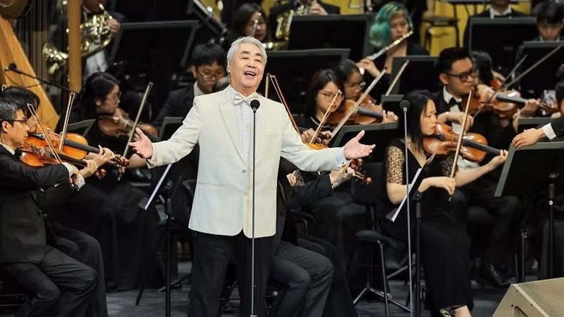 People’s Artist Quang Tho opened the programme with the song Praising President Ho. (Photo: HGO)