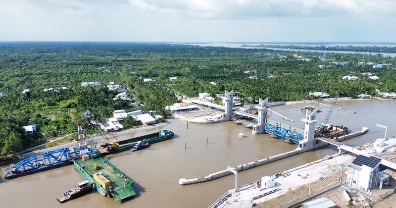 The Rach Mop sluice gate irrigation project has recently been put into operation to help combat drought and salinity in Soc Trang Province.