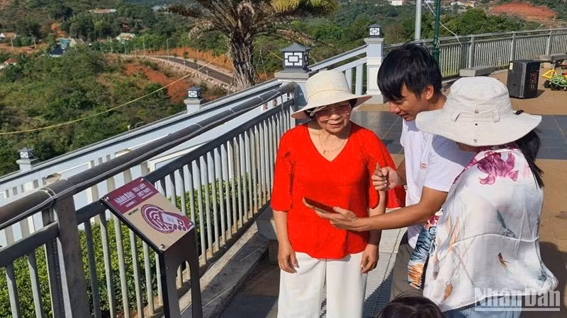 Visitors are guided on how to check in using the NFC chip-embedded boards placed in Gia Nghia City, Dak Nong Province.
