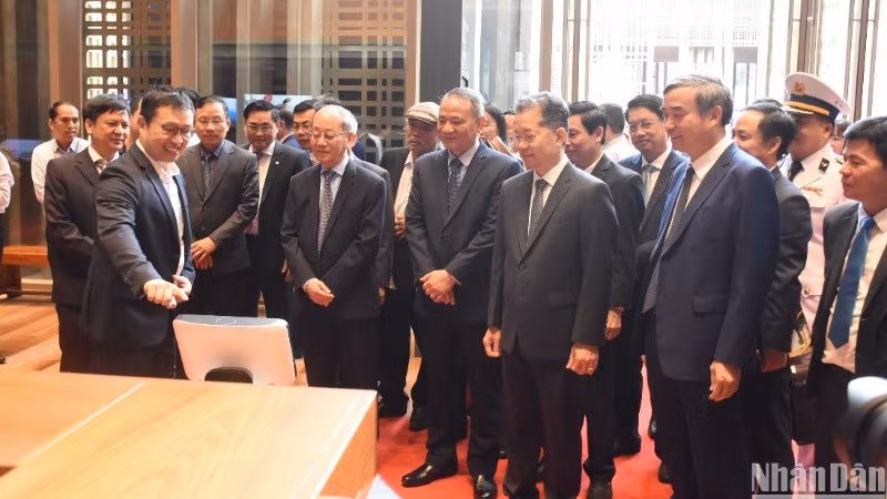 Delegates toured the modern exhibition space at the Da Nang Museum on the morning of March 28. (Photo: ANH DAO)