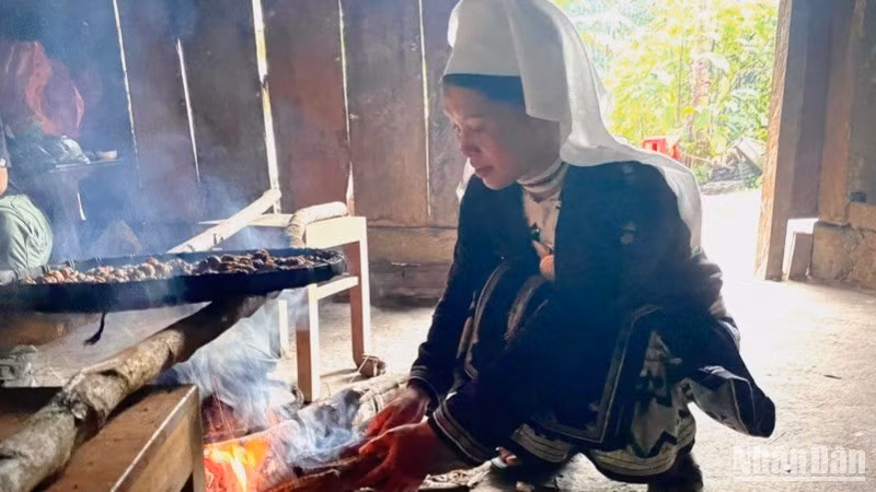 The graceful traditional costumes of the Dao Tien people in Cao Bang Province.