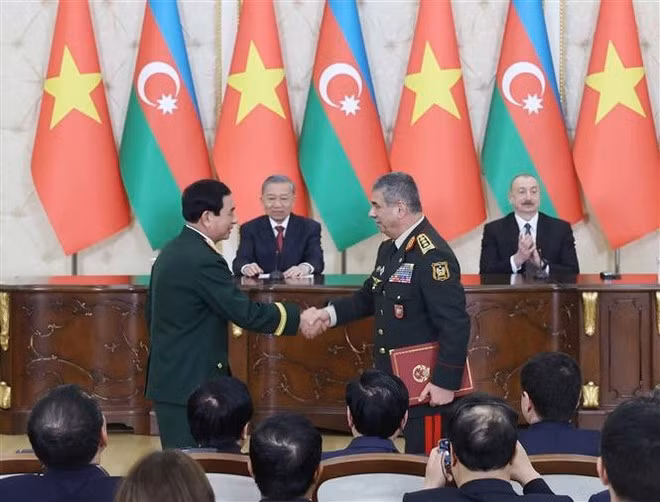 Azerbaijani President Ilham Aliyev and General Secretary of the Communist Party of Viet Nam (CPV) Central Committee To Lam witness the signing of cooperation agreement between the two Ministries of Defence in Baku on May 7 (Photo: VNA)
