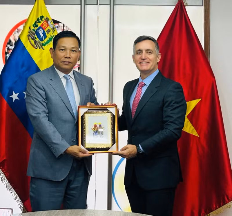 Vietnamese Ambassador to Venezuela Vu Trung My gives a present to Venezuelan Sports Minister Franklin Cardillo. (Photo: The courtesy of the embassy)