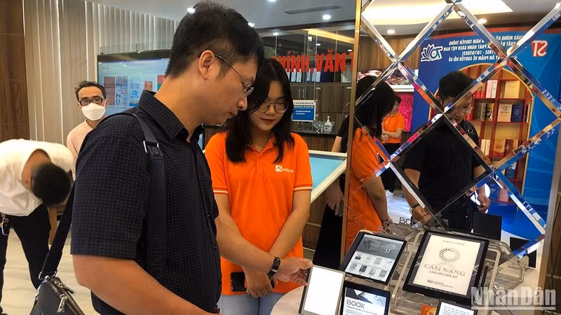 Readers refer to e-readers.