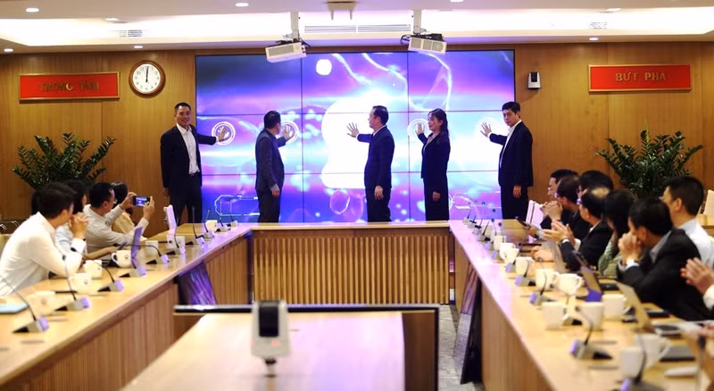 Delegates carried out the ribbon-cutting ceremony to inaugurate the e-portal.