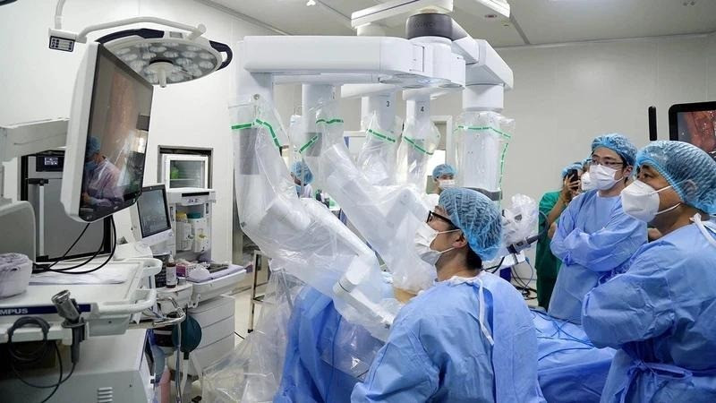 Doctors at K Hospital perform robotic surgery for gastrointestinal cancer. (Photo: nhandan.vn)