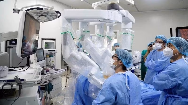 Doctors at K Hospital perform robotic surgery for gastrointestinal cancer. (Photo: nhandan.vn)