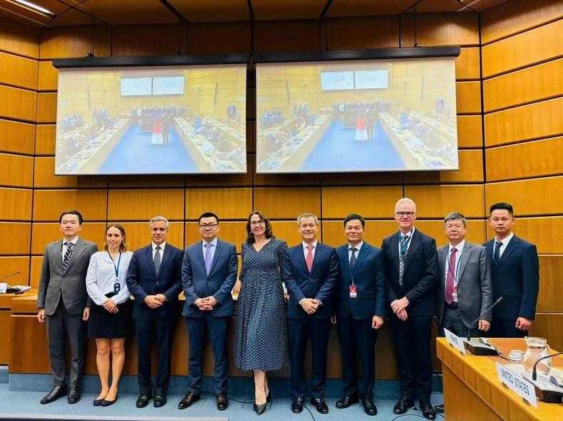Representatives from Vietnam, UNODC, and the European Union Delegation to the UN in Vienna pose for a photo. (Photo: nhandan.vn)