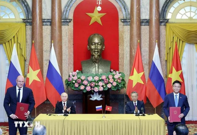 State President To Lam (second from right) and Russian President Vladimir Putin witness the exchange of signed documents between the two countries on June 20, 2024. (Photo: VNA)