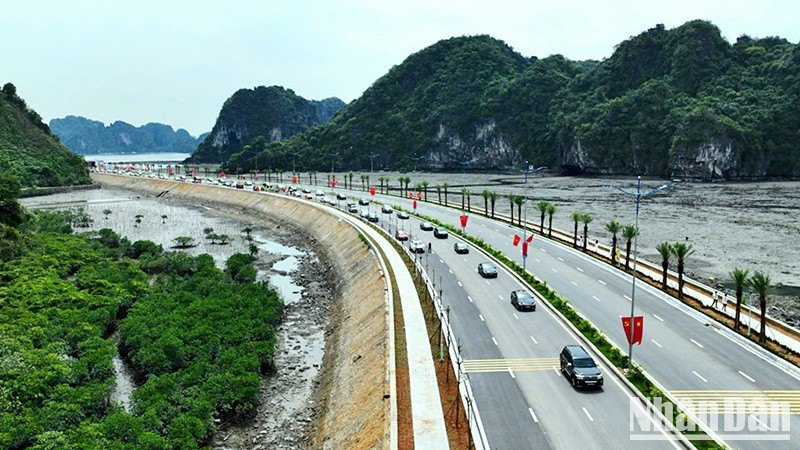 The Ha Long-Cam Pha coastal road connects two dynamic development centres of Quang Ninh.