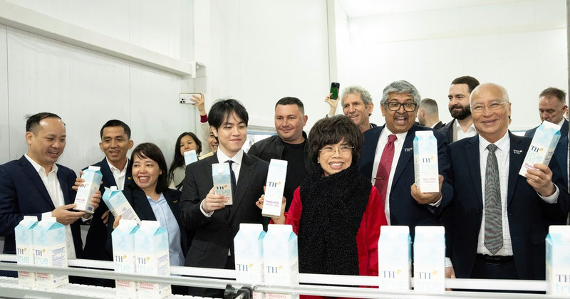 TH Group founder Thai Huong and delegates visit the TH dairy plant in Kaluga Province.