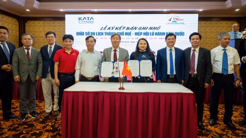 Representatives of the Hue Department of Tourism and the Korea Association of Travel Agents signing the Memorandum of Understanding. (Photo: PV)