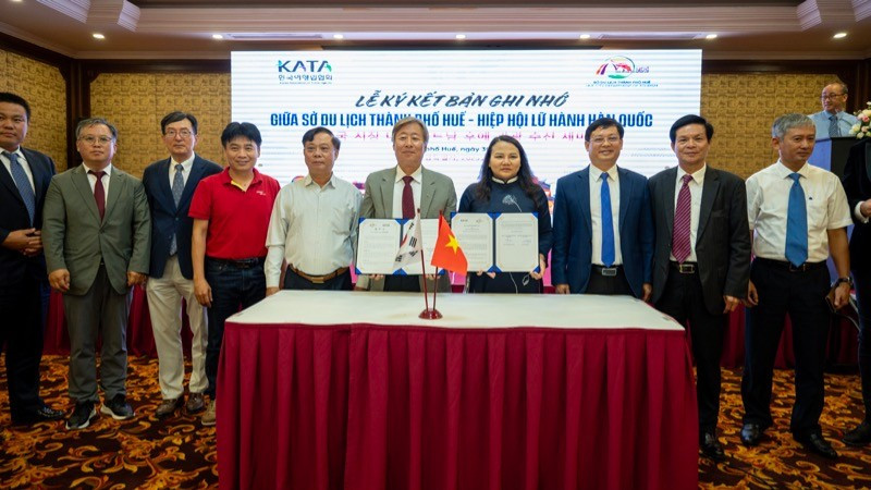 Representatives of the Hue Department of Tourism and the Korea Association of Travel Agents signing the Memorandum of Understanding. (Photo: PV)