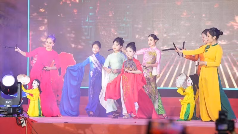 Young models joyfully showcase traditional Ao Dai designs. (Photo: DAM THANH)