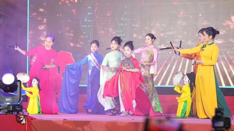 Young models joyfully showcase traditional Ao Dai designs. (Photo: DAM THANH)