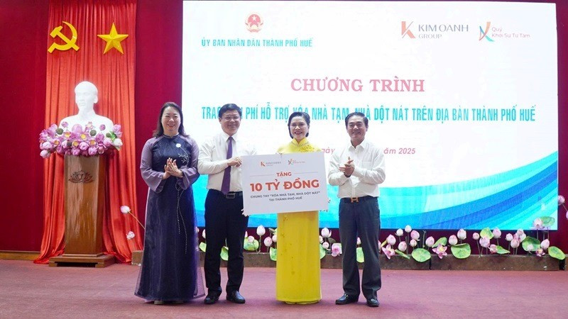 The Khoi Su Tu Tam Foundation – Kim Oanh Group granted 10 billion VND in support of the collective effort to eliminate makeshift and dilapidated houses across Hue City.