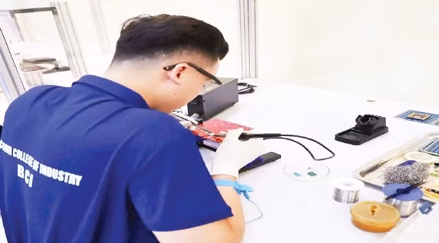 Students of Bac Ninh College of Industry practising semiconductor skills.