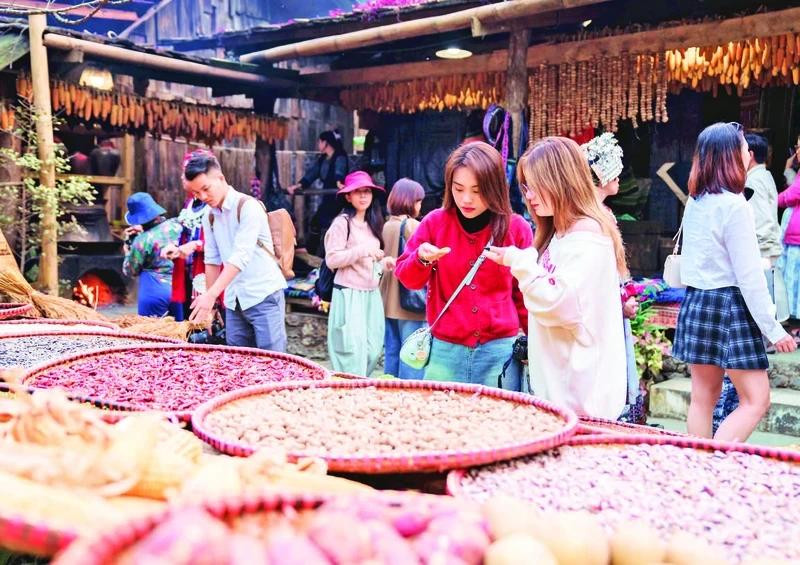 Sa Pa is one of the most popular destinations during the April 30 - May Day holiday. In the photo: Tourists visit Cat Cat Village. (Photo: Minh Tu)