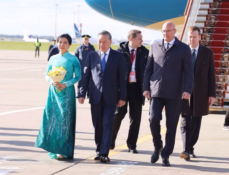 General Secretary To Lam and his spouse arrive in Moscow, commencing an official visit to the Russian Federation and attending the 80th anniversary of Victory Day in the Great Patriotic War (Photo: VNA)