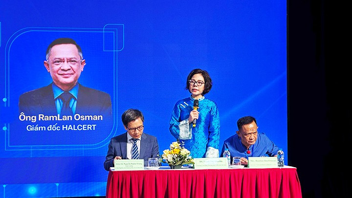 Principal of Hanoi College of Commerce and Tourism made a speech at the event.