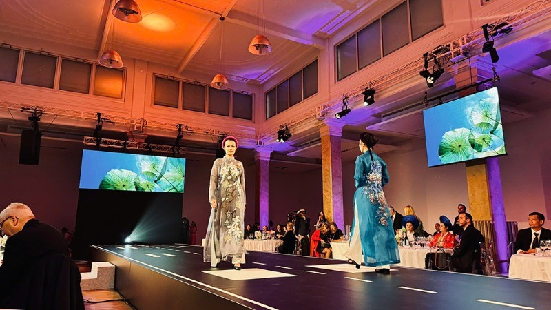 An Ao dai fashion performance at the event. (Photo: Viet Nam National Authority of Tourism)