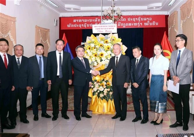 Permanent Deputy Secretary of the Ho Chi Minh City Party Committee Nguyen Thanh Nghi (fifth from left) congratulates Lao Consul General in the city Phonesy Bounmixay on the 70th founding anniversary of the Lao People's Revolutionary Party (March 22, 1955 - 2025). (Photo: VNA)