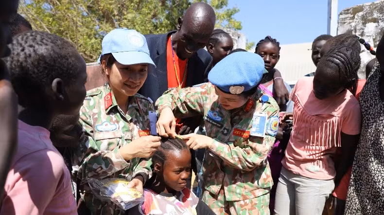 The Vietnamese Blue Berets are always friendly, close and loved by the local people. (Photo: Construction Engineer Company) The Vietnamese Blue Berets are always friendly, close and loved by the local people. (Photo: Construction Engineer Company)
