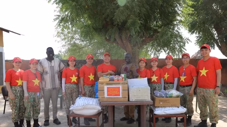 In addition to carrying out the missions of the United Nations, the Vietnamese Blue Berets have also organised many meaningful activities to help local authorities and people. (Photo: Construction Engineer Company) In addition to carrying out the missions of the United Nations, the Vietnamese Blue Berets have also organised many meaningful activities to help local authorities and people. (Photo: Construction Engineer Company)