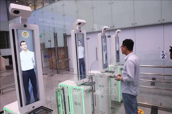 The newly deployed automated immigration control system was officially handed over at Da Nang International Airport on March 20, 2025. (Photo: VNA)