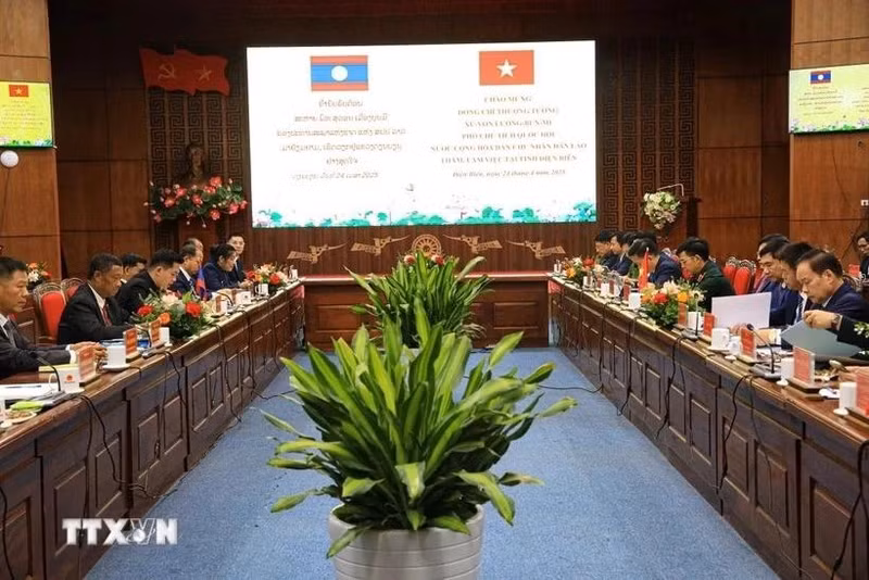 At the working session (Photo: VNA)