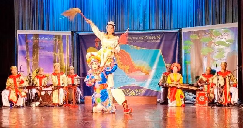 A tuong excerpt performed by the Viet Nam Tuong Theatre during a programme introducing tuong art to young audiences. (Photo: TRANG ANH)