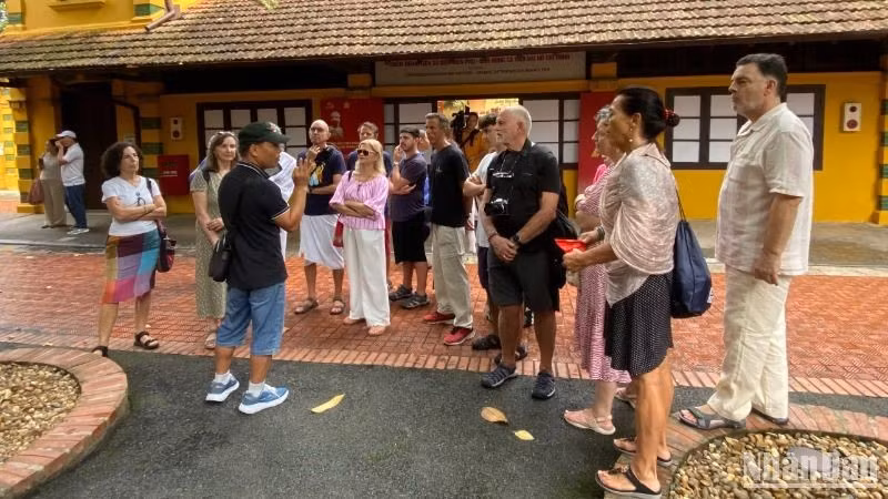 International visitors visit the President Ho Chi Minh Relic Site at the Presidential Palace in the first quarter of 2025. (Photo: HA THANH)