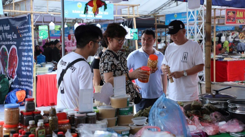 A large number of people received OCOP products at the fair.