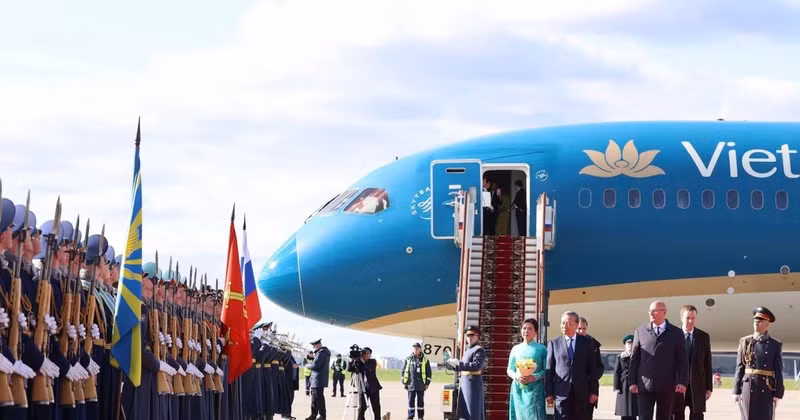 General Secretary of the Communist Party of Viet Nam Central Committee To Lam, his spouse Ngo Phuong Ly and a high-ranking Vietnamese delegation arrive at Vnukovo 2 Airport in Moscow on May 8 evening (local time), beginning an official visit to the Russian Federation. (Photo: VNA)