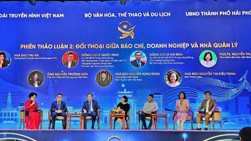 Dialogue between press, business and management.
