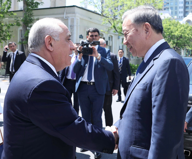 First Deputy Prime Minister of Azerbaijan Yagub Eyyubov (L) sees off Party General Secretary To Lam at the Heydar Aliyev International Airport in Baku on May 8. (Photo: VNA)